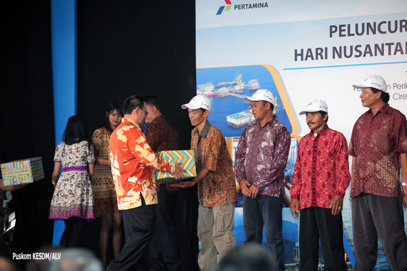 Menteri ESDM Serahkan Bantuan Infrastruktur Energi